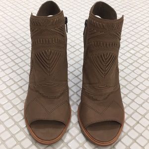 NEW Vince Camuto Karina Block Heel Bootie.